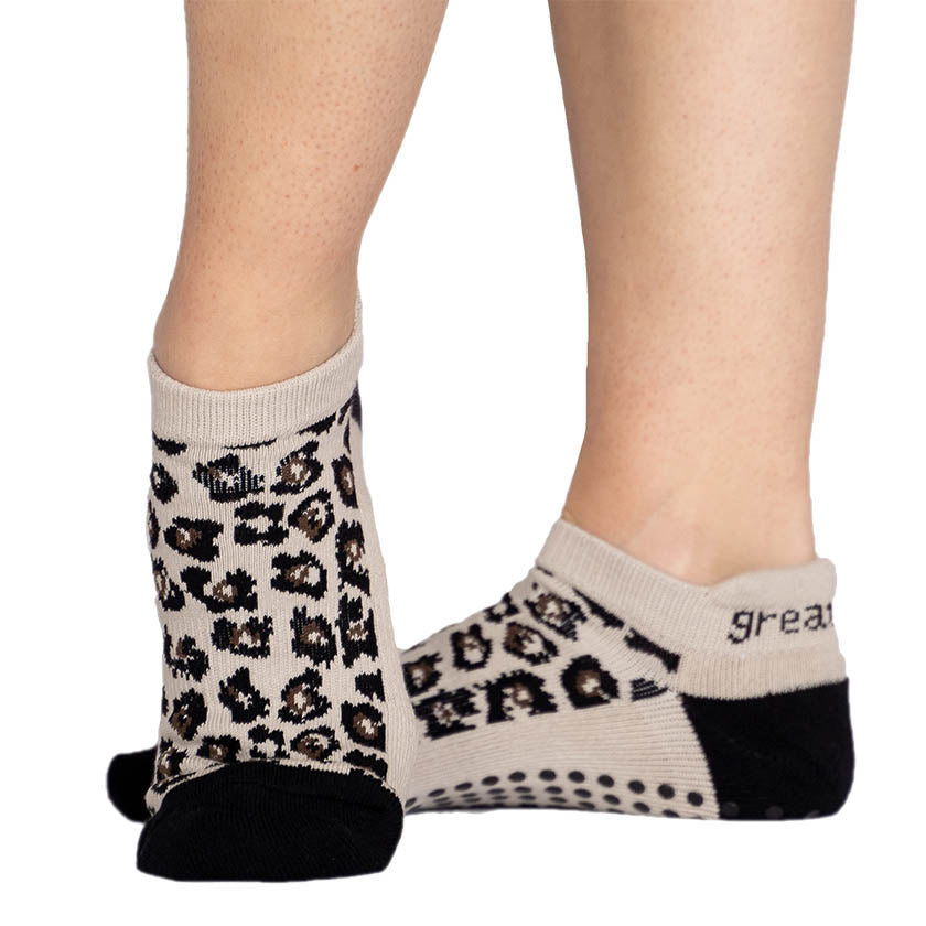 https://www.great-soles.com/cdn/shop/products/Kiera-black-tan-leopard-non-slip-grip-sock-home-hospital-barre_1200x.jpg?v=1676428183
